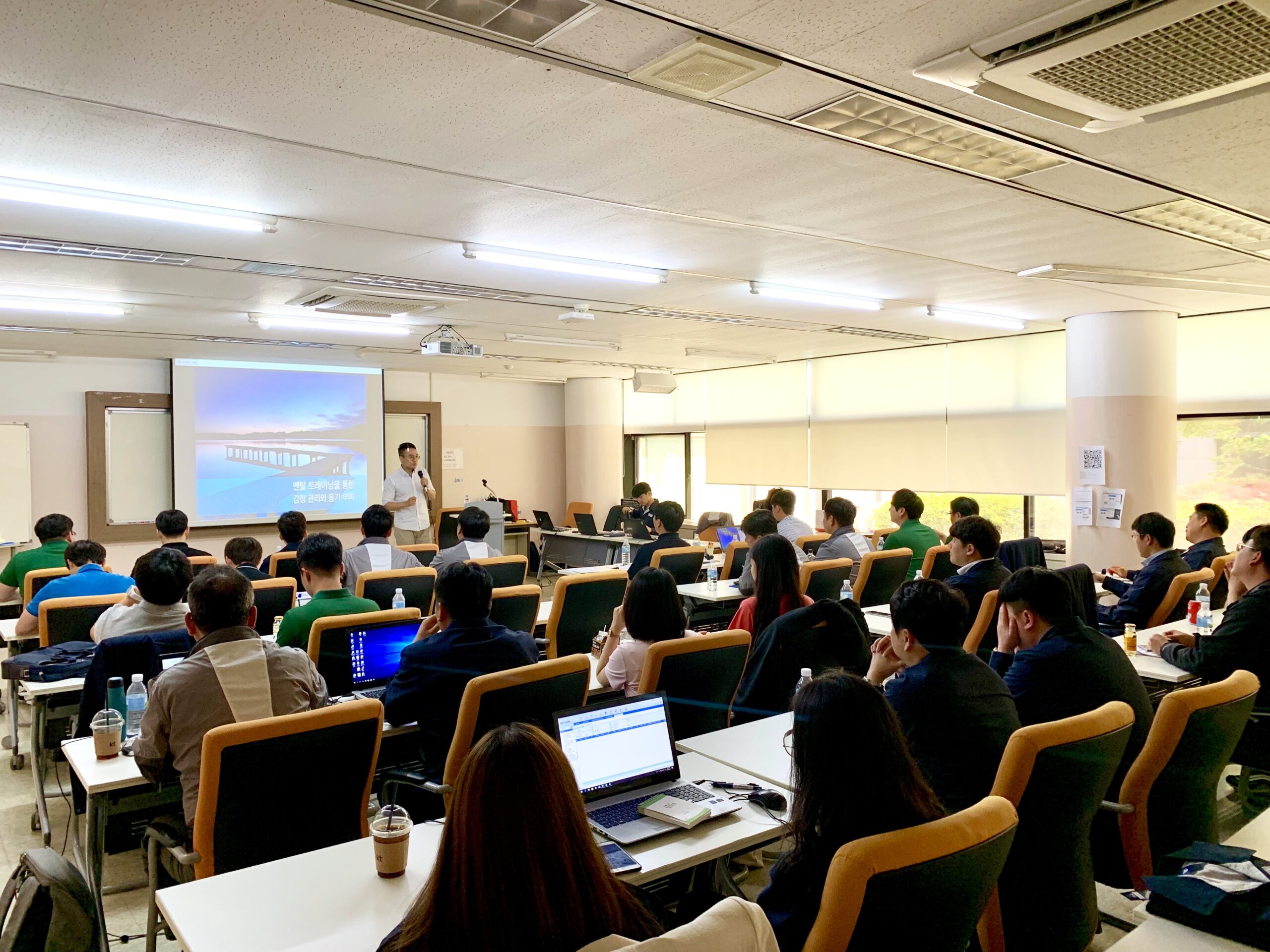 기업 강연 중 담당자의 질문에 경청하며 답변하는 디유 멘탈 트레이닝센터 대표 멘탈 트레이너의 모습