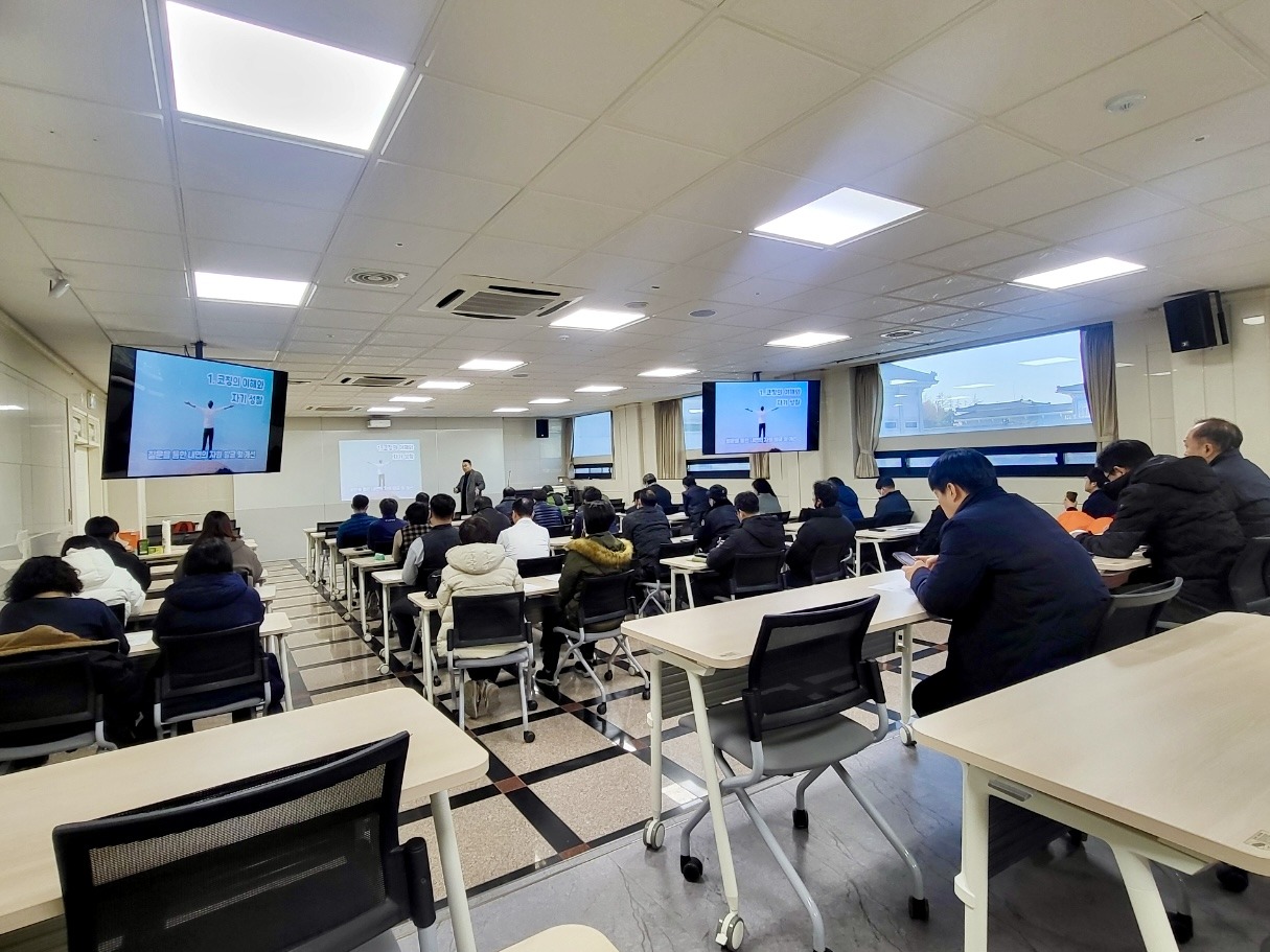 활발하게 참여하는 교육생들의 모습