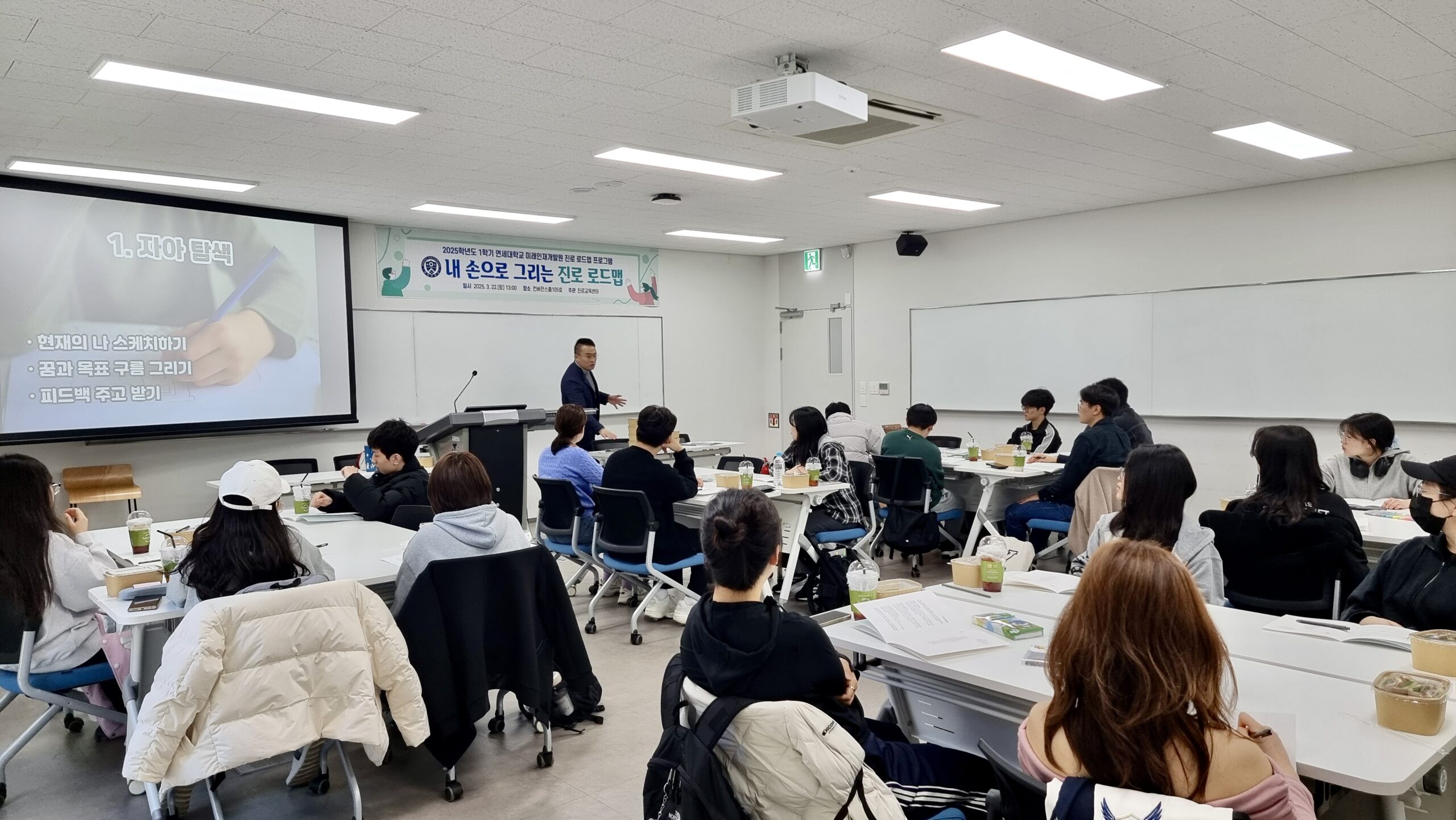 소그룹으로 나뉘어 실습하는 참가자들